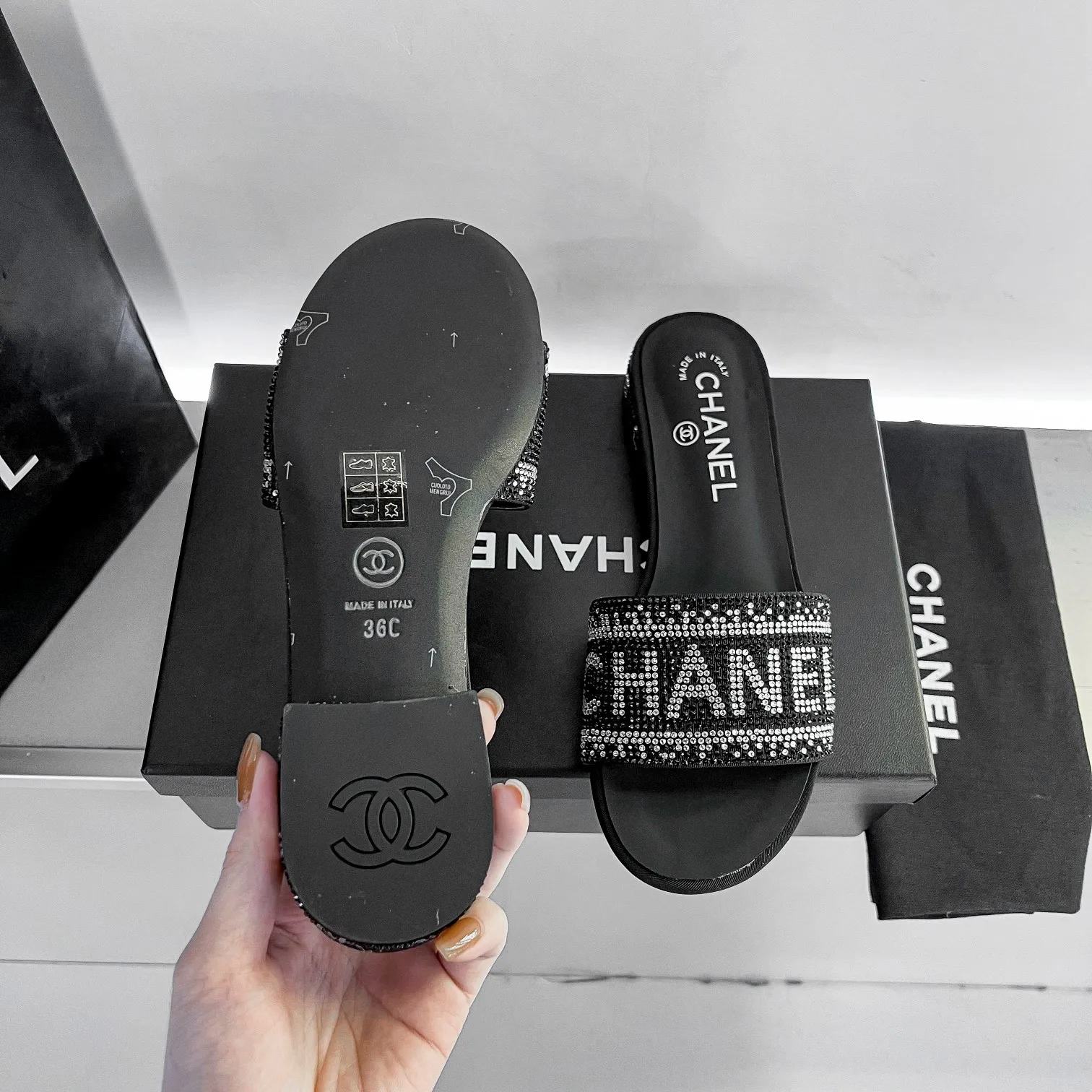 👟👟Ex-factory price 440👟👟 Xiaoxiang Chanel rhinestone slippers with large black rhinestone letters, these really blingbling slippers are full of diamonds. They are both classic and artistic, and can be styled according to your daily style. The characteristic is that the hot diamonds are particularly shiny. They are made with heavy craftsmanship and are not easy to fall off. They have the sexy temperament of celebrities and are versatile. Color: black, white, 35-40 leather outsole